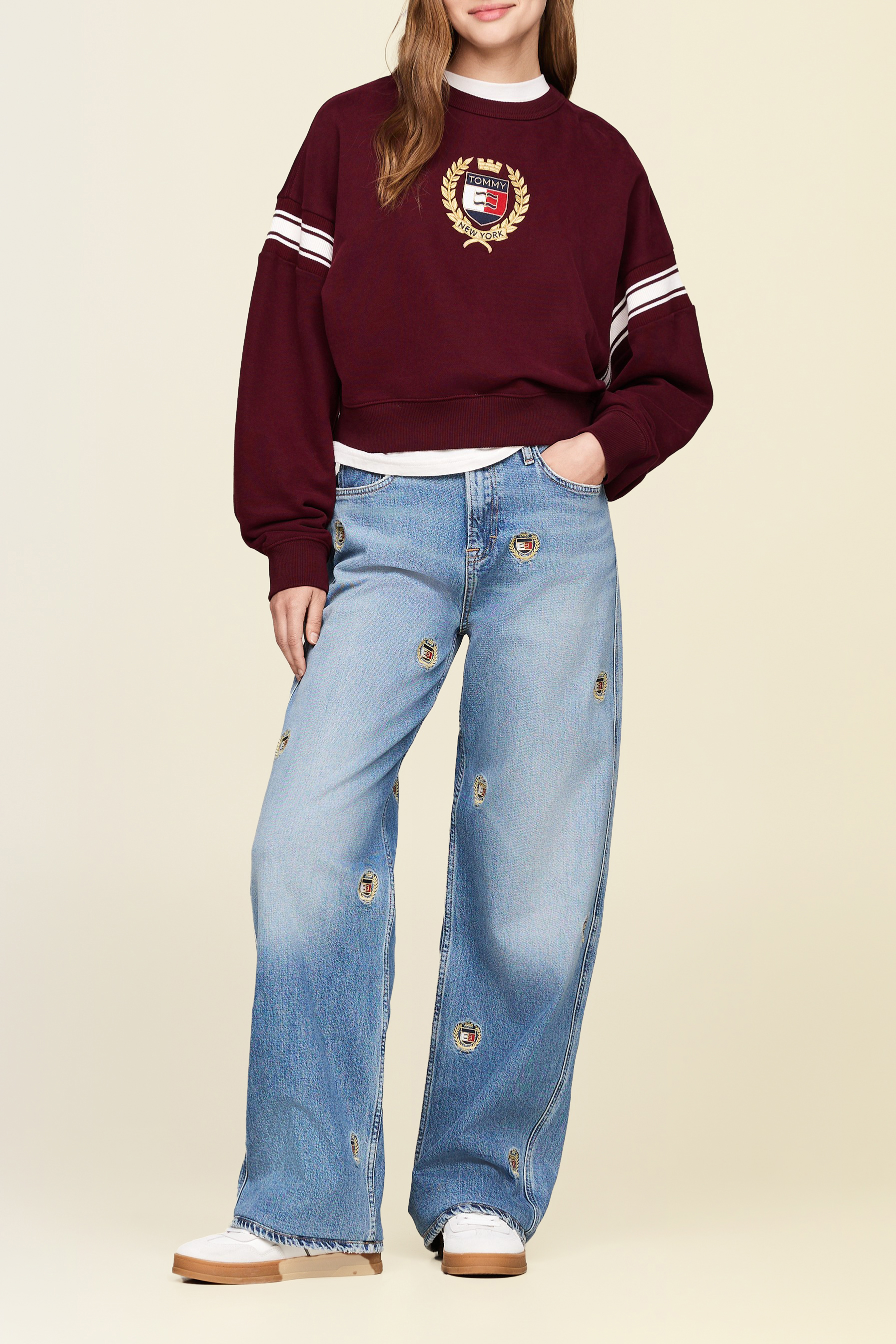 תמונת כל הלוק של סווטשירט עם צווארון מעוגל